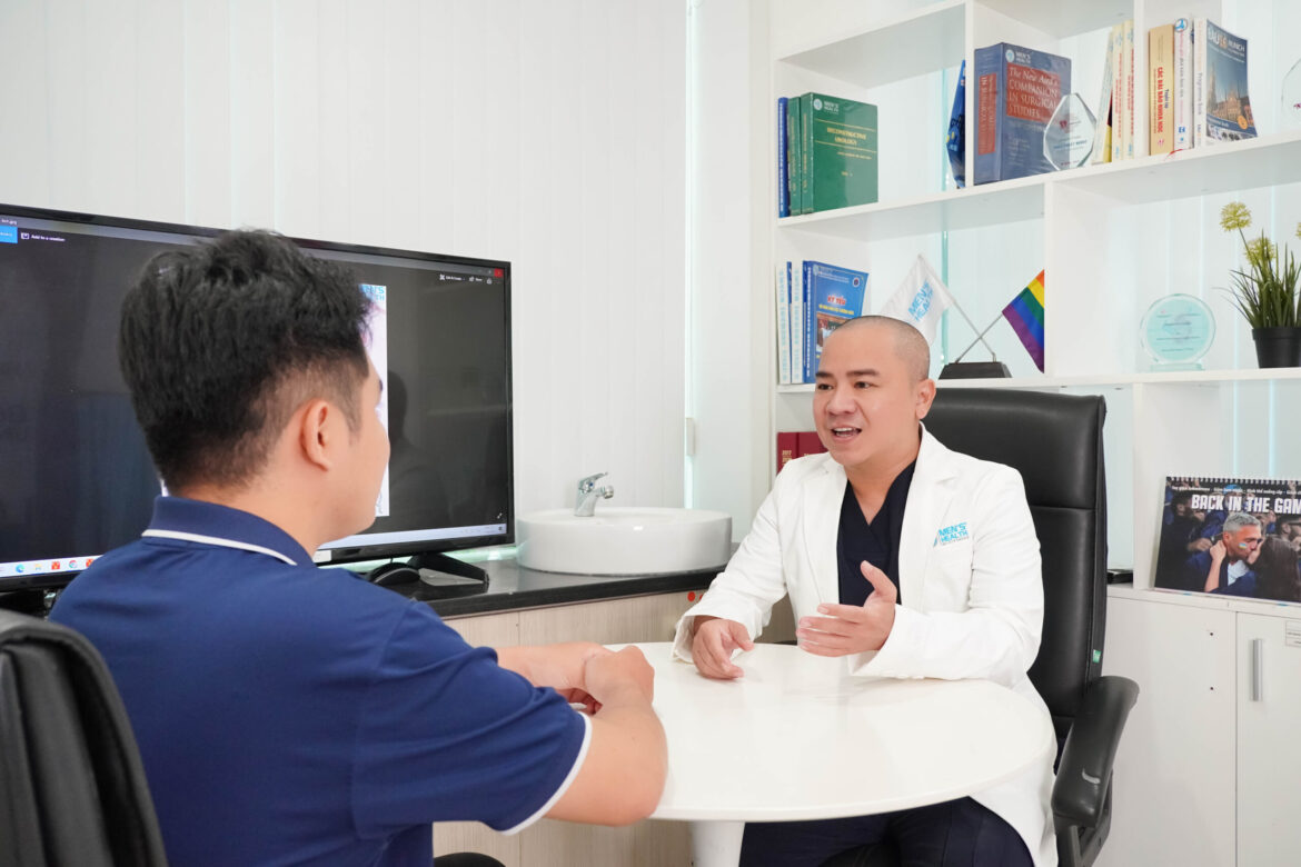 TS.BS.CK2 Trà Anh Duy tư vấn bệnh nhân