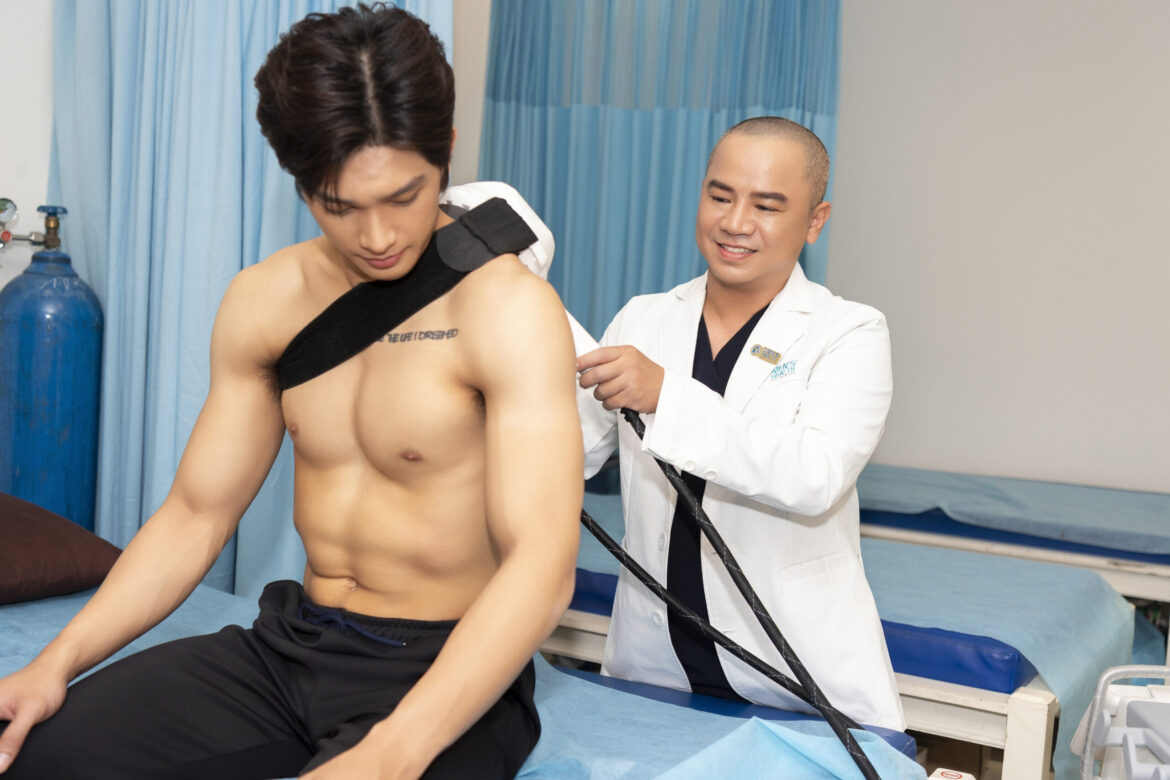 BS Duy khám cho Hoàng