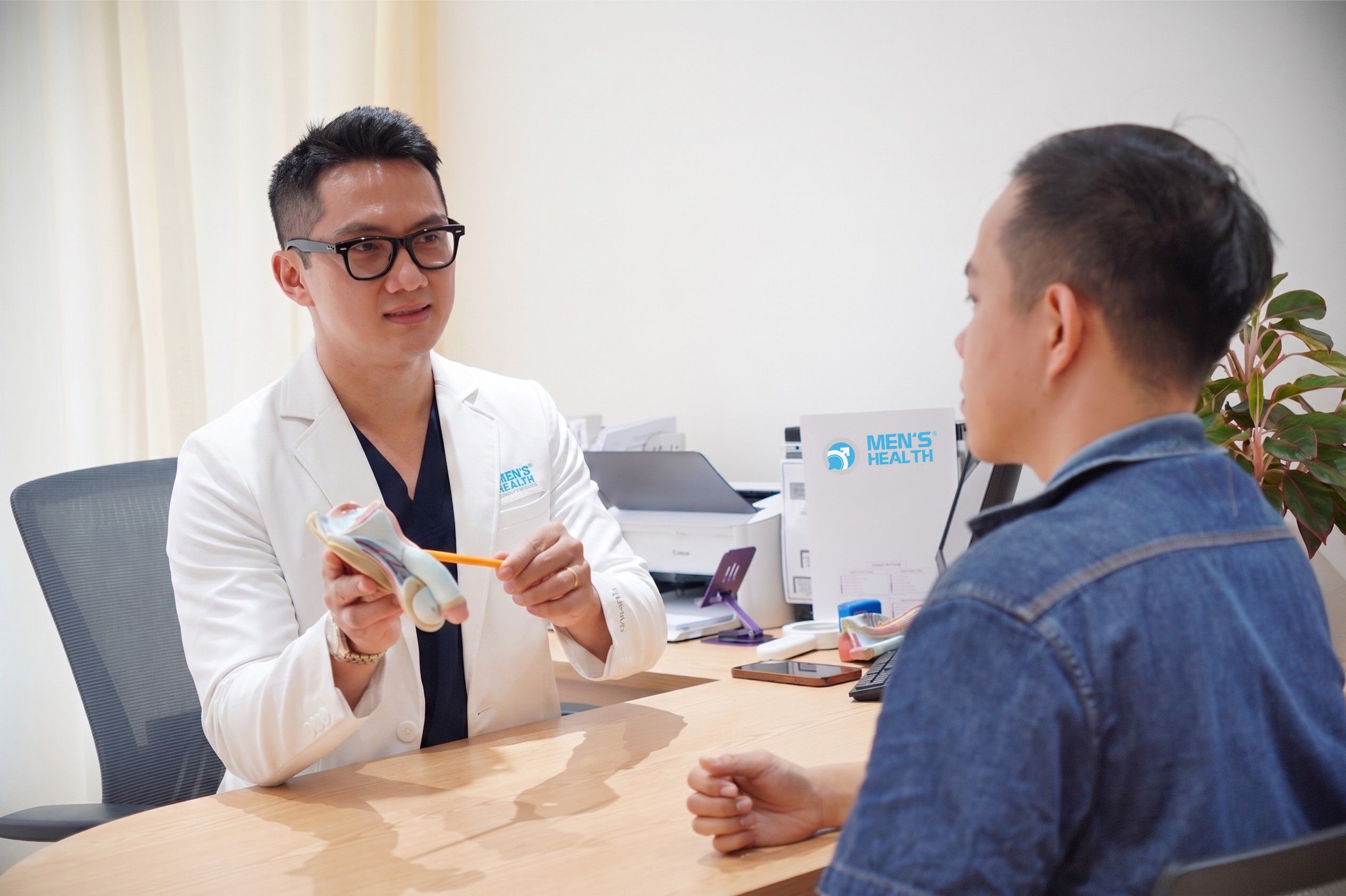ThS.BS.CK1. Nguyễn Khoa Bình đang tư vấn cho bệnh nhân.